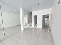 Casa com área Comercial e Terreno