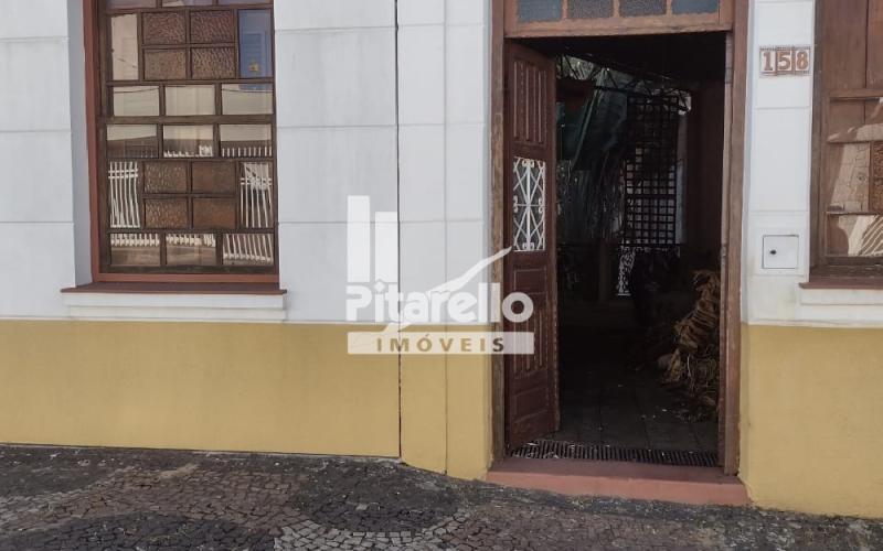 Casarão no Centro de Amparo