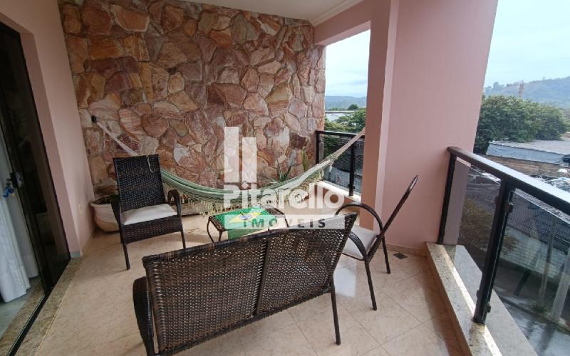 Casa com área Comercial e Terreno