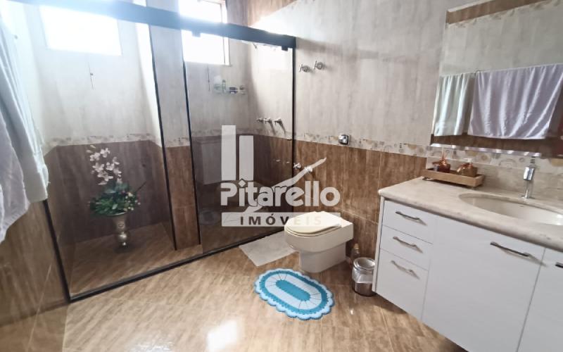 Casa com área Comercial e Terreno