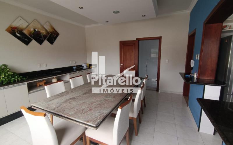 Casa com área Comercial e Terreno