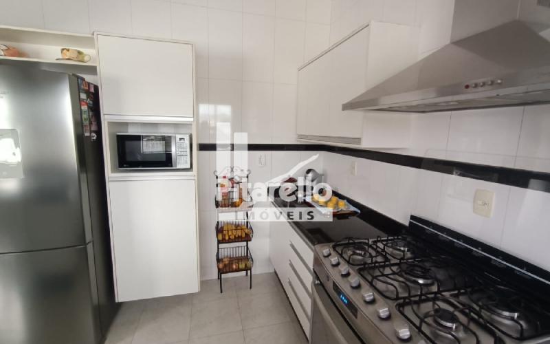 Casa com área Comercial e Terreno