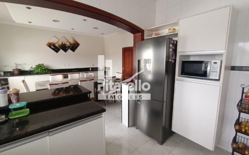 Casa com área Comercial e Terreno