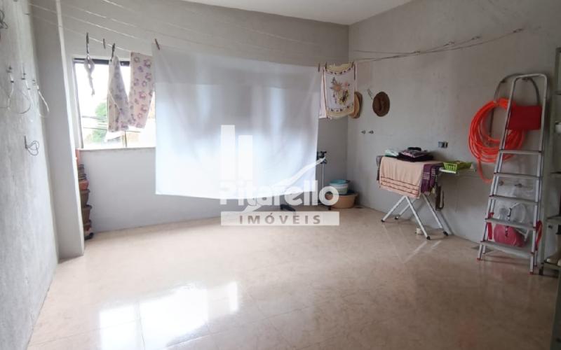 Casa com área Comercial e Terreno