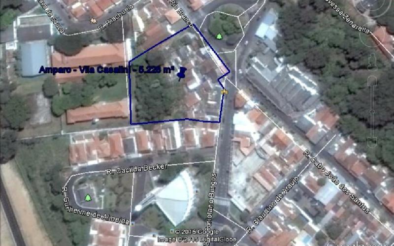 Terreno com várias casas e vários comércios.